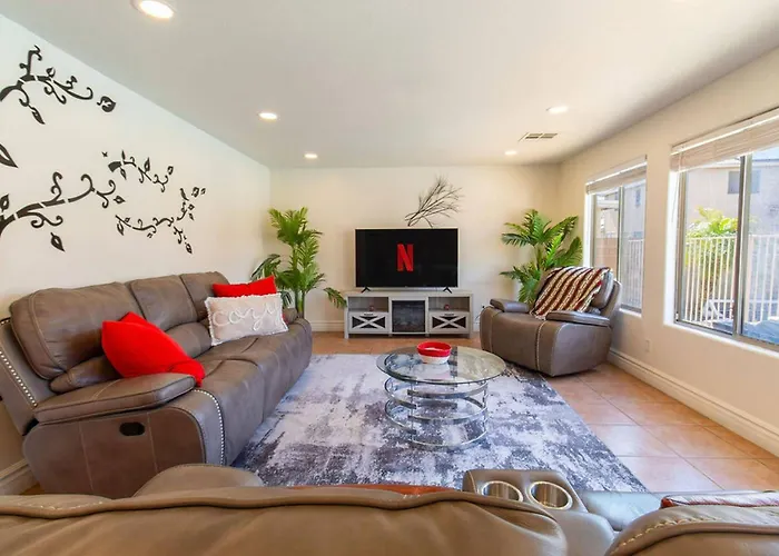Luxurious Retreat. Free Htd Pool Outdoor Fun *