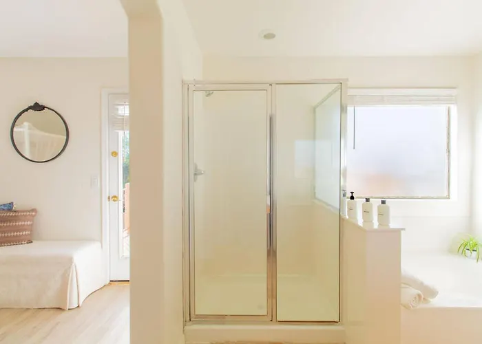 Holiday home Luxurious Retreat. Free Htd Pool Outdoor Fun *
