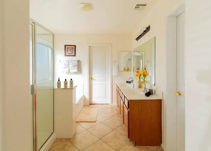 Luxurious Retreat. Free Htd Pool Outdoor Fun