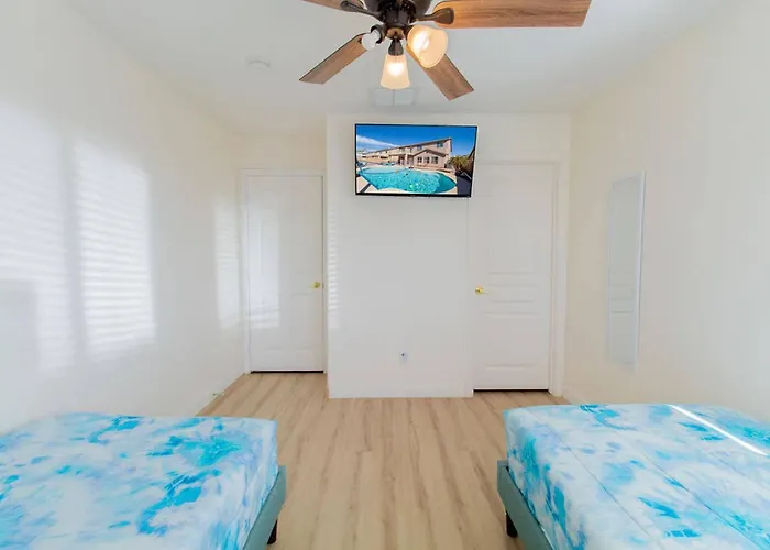 Holiday home Luxurious Retreat. Free Htd Pool Outdoor Fun