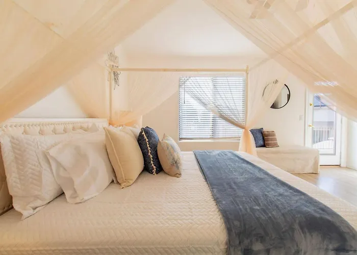 Luxurious Retreat. Free Htd Pool Outdoor Fun Holiday home *