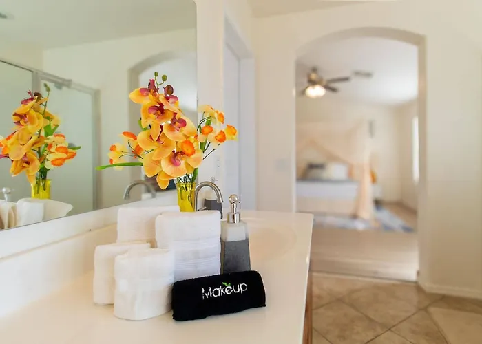 Luxurious Retreat. Free Htd Pool Outdoor Fun Holiday home