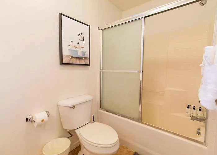 Luxurious Retreat. Free Htd Pool Outdoor Fun
