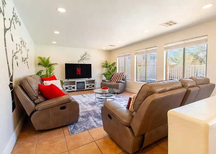 Holiday home Luxurious Retreat. Free Htd Pool Outdoor Fun *