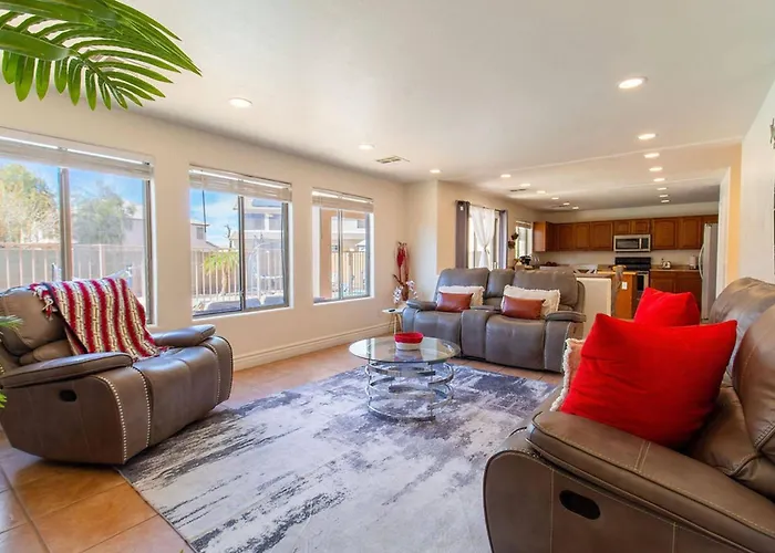 Luxurious Retreat. Free Htd Pool Outdoor Fun