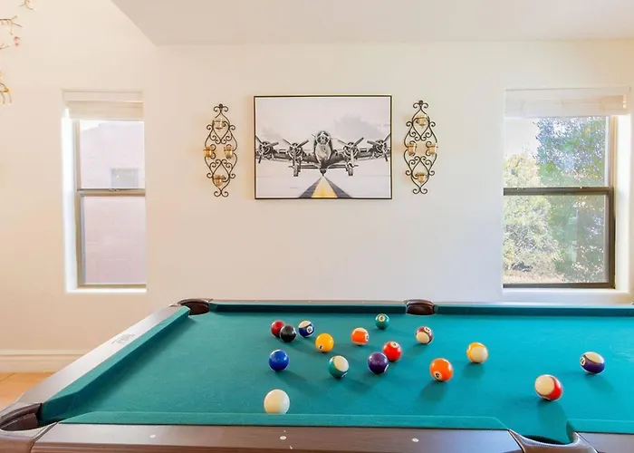 Luxurious Retreat. Free Htd Pool Outdoor Fun