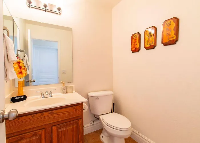 Luxurious Retreat. Free Htd Pool Outdoor Fun Holiday home *