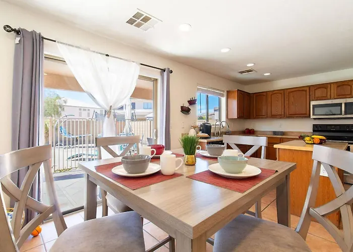 Luxurious Retreat. Free Htd Pool Outdoor Fun Holiday home