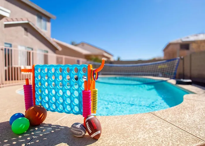 Holiday home Luxurious Retreat. Free Htd Pool Outdoor Fun *